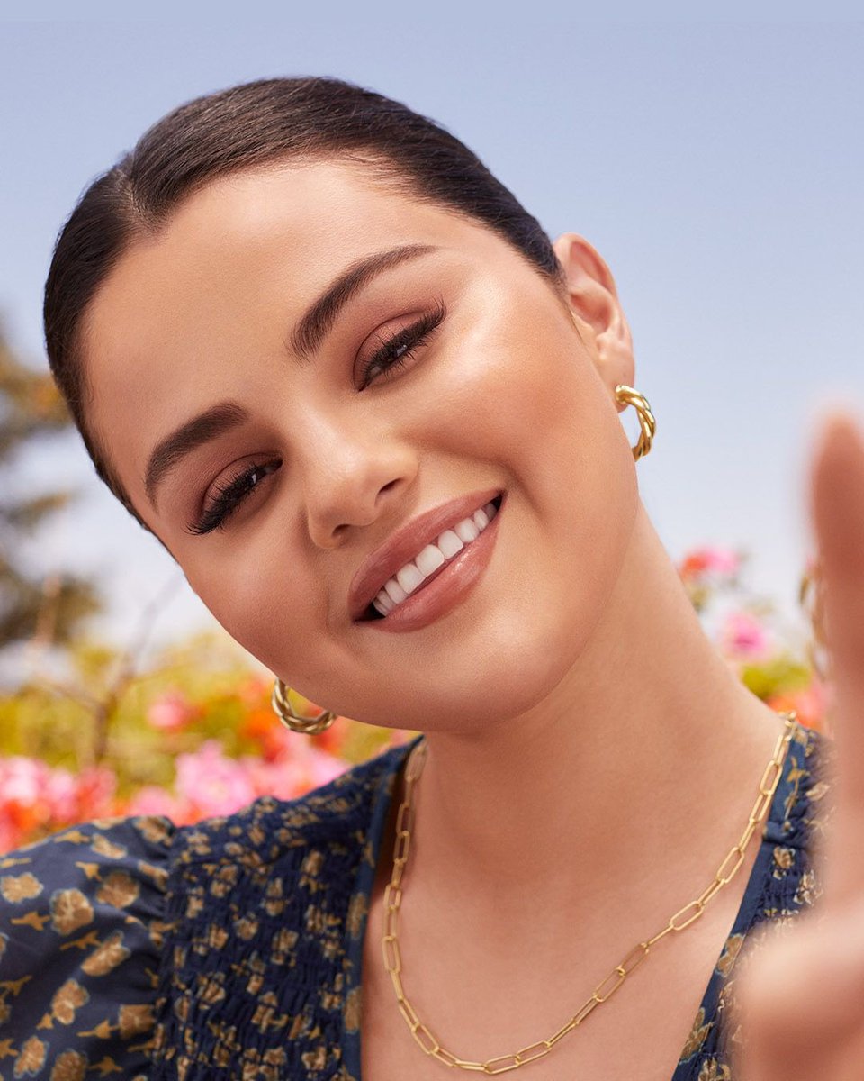 Selena Media tweet media
