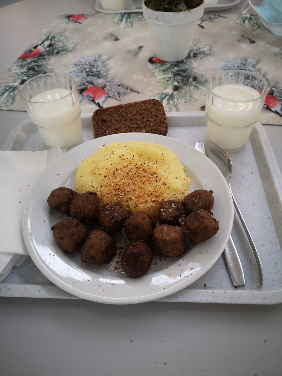 JuhaTenhonen's tweet photo. Sit oli vuoros sellainen pyörÀ, joka meni purkuun eli vain viel hyödynnetyÀvis olevat osat talteen, koska kunnostamises ei ois ollu mitÀÀ jÀrkee
#ruokatauko #lounas #perunamuusi #lihapullat #ruisleipÀ
#pÀivÀkahvit #omenapiiras https://t.co/IJHoIWoFDU