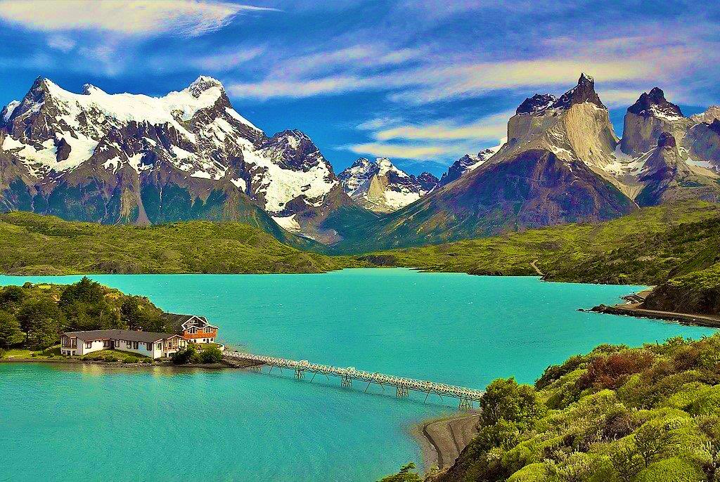 Hosteria Pehoe sobre el lago Pehoe, de color esmeralda, con vista espectacular a los Cuernos del Paine
