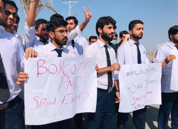 DWMOfficial's tweet photo. Medical Students of Balochistan are protesting as PMC has cancelled the registrations of medical students of all the public sector medical colleges of Balochistan except one.The future of future doctors is being ruined by Pakistan Medical Commission.
#BoycottPMCspecialexam https://t.co/47zKevMfaB