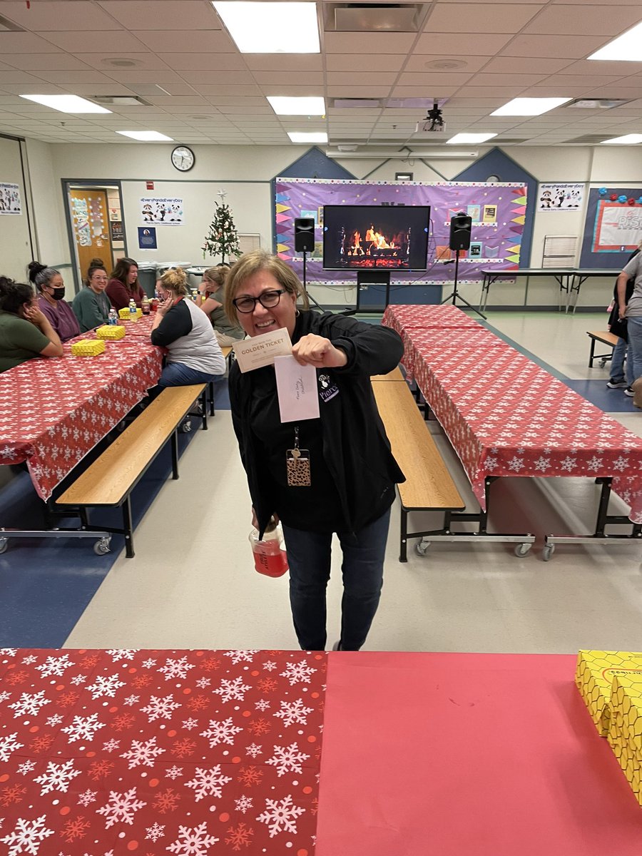 Andre_L_Smith's tweet photo. CONGRATULATIONS TO ANA DELAPENA - the Golden Ticket winner for the holiday lunch provided by Supertindent Hernandez @IrvingISD @IISDMagdaHdz @PierceECPandas Every Panda Every Day! https://t.co/rPWos310En