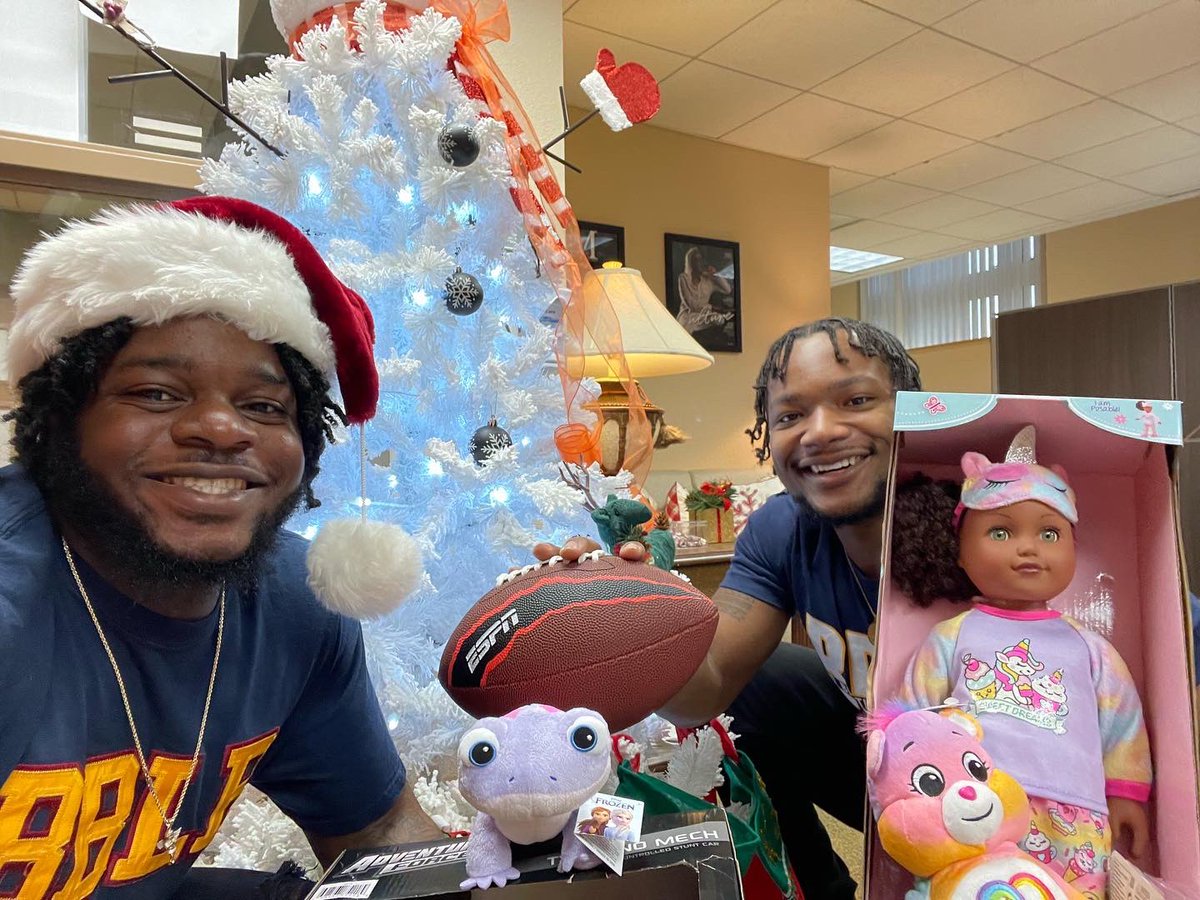 FamuBblb's tweet photo. Last week a few brothers attended the President’s Toy Drive to donate some gifts 🎁🌳‼️ https://t.co/zDE2x4bwnx