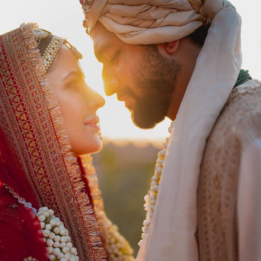 galattaplusoffl's tweet photo. Katrina Kaif and @vickykaushal09 tie the knot at Hotel Six Senses Fort Barwara in Sawai Madhopur, Rajasthan. Congratulations to the couple!
#katrinakaif #vickykaushal #actor #celebrity #couplegoals #katvicky #bollywood #cinema #photooftheday #RitzCinema #ritzmagazine https://t.co/xPq0ZmD89T