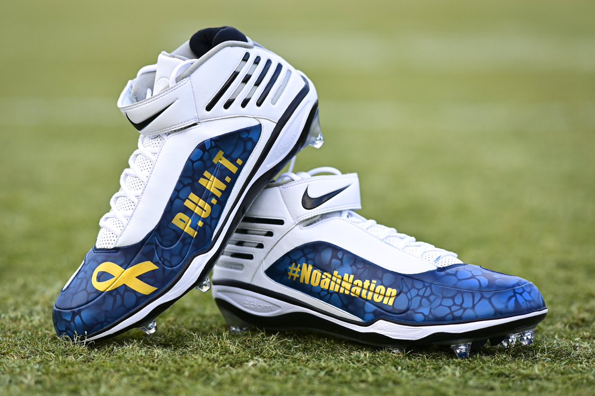 LeeSmith's tweet photo. My cause my cleats goes out to the PUNT foundation in Buffalo New York! Standing beside families going through the biggest nightmare on earth! @PUNTpedcancer #mycausemycleats
Noah: My man! Stay strong buddy! You are a stud and I look up to you!
#noahnation https://t.co/vcBoQ5vniC