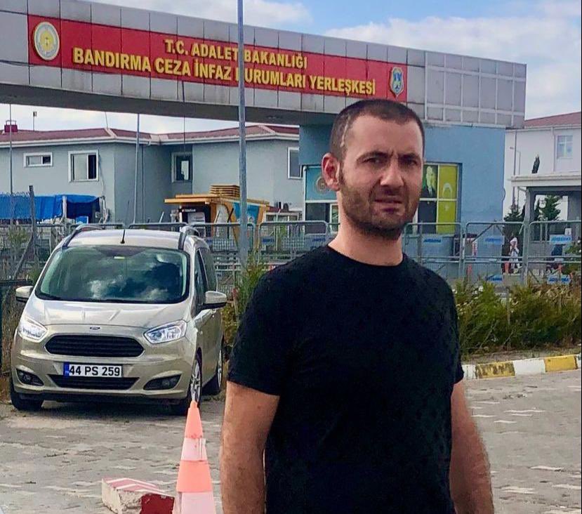 Çete lideri Emirhan Döner’in Ardahan Çıldır üzeri 21 Ekim günü Gürcistan’a kaçış planı ile ilgili yeni bilgiler ortaya çıktı. Buna göre Emirhan Döner’in üzerinde kardeşi Recep Döner’e ait kimlik çıktı. Jandarmanın takibe aldığı 34 DNR 17 plakalı araçta toplam üç kişi vardı.+++