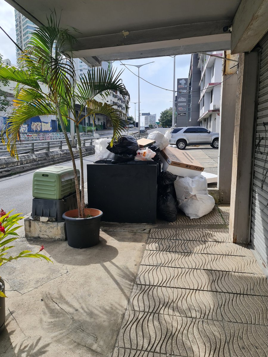 lesterlsc31's tweet photo. @conisniper @CJGB507 @robertvanhoorde La recolección de basura es otro de los grandes nuevos problemas que tenemos en toda Betania. Esta imagen por ejemplo es a la altura de El Paical en el edificio Islas Baleares ❗ https://t.co/7k3joGEUYK