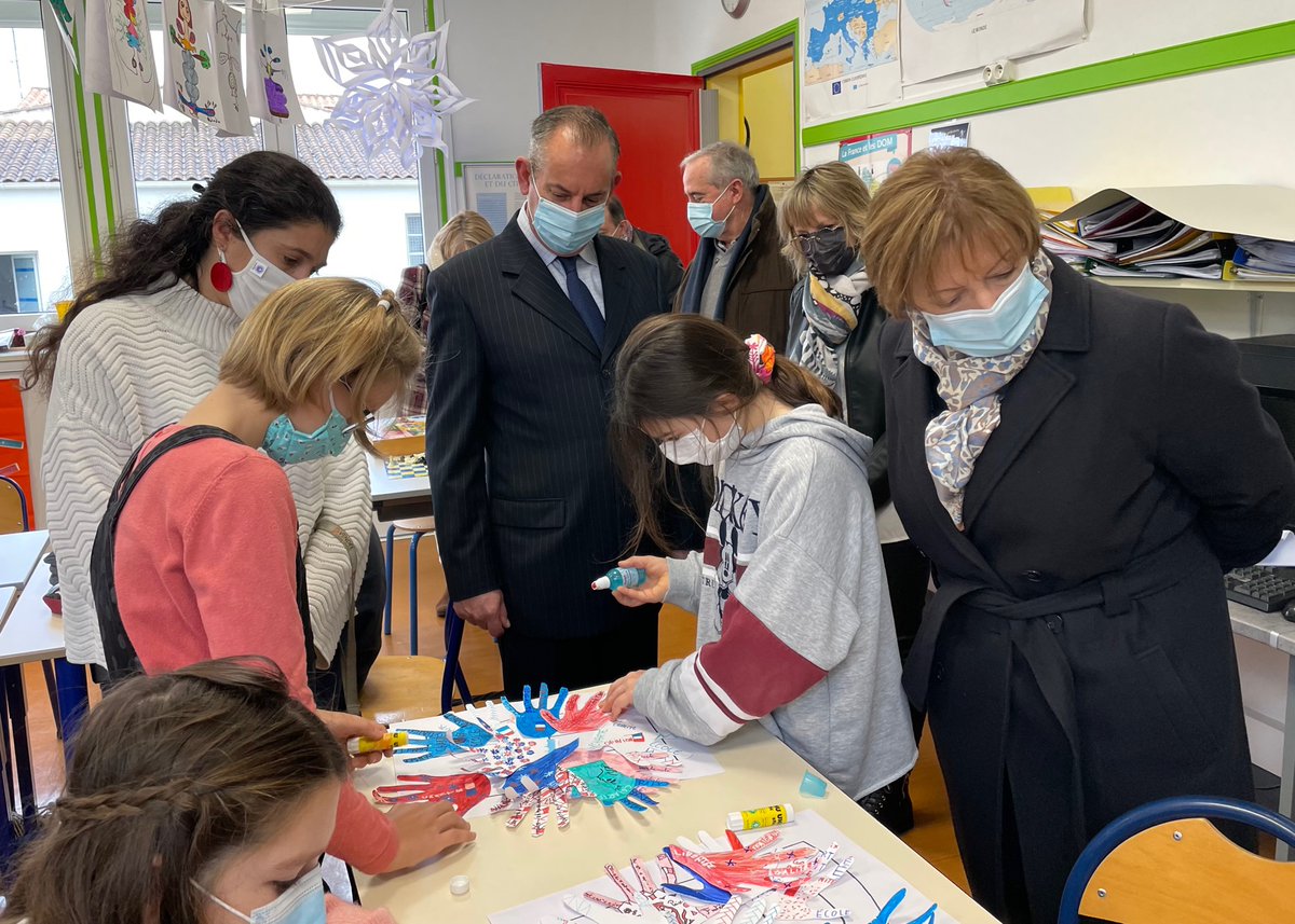 DSDEN17's tweet photo. Déplacement de Mme la DASEN et @Prefet17 à l'école élémentaire de #Clavette pour la #JournéeNationaleDeLaLaïcité
Promouvoir et transmettre les valeurs de la République à l'école
👏aux élèves pour la réalisation d'une fresque collective 🇫🇷
@acpoitiers @BndicteRobert https://t.co/uj7CL6zU1i