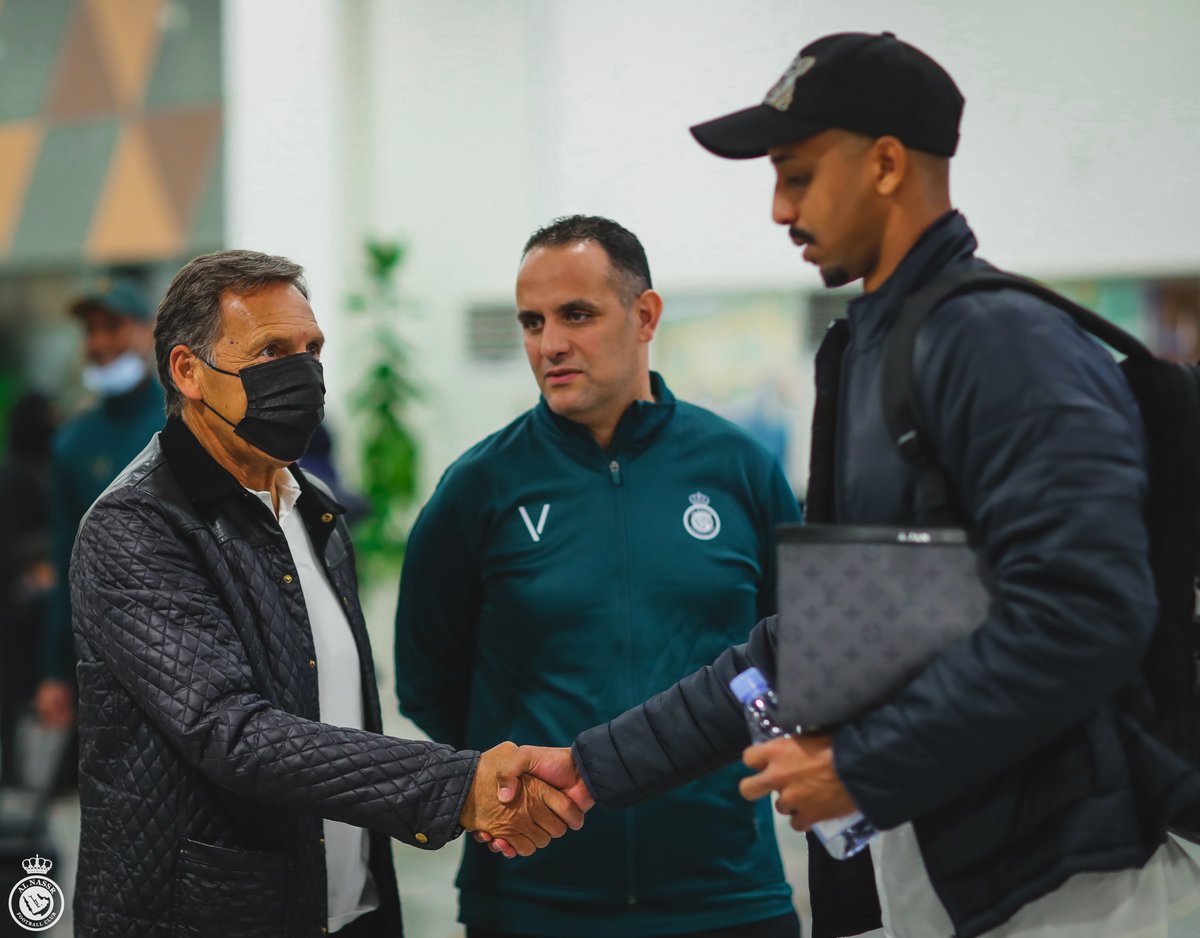 AlNassrFC's tweet photo. قبل المغادرة إلى حائل 🛫
مدربنا الارجنتيني ميغيل روسو يلتقي نجوم #العالمي 🤩💛 https://t.co/8rQZFp7HhM