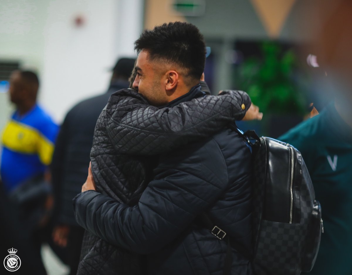 AlNassrFC's tweet photo. قبل المغادرة إلى حائل 🛫
مدربنا الارجنتيني ميغيل روسو يلتقي نجوم #العالمي 🤩💛 https://t.co/8rQZFp7HhM