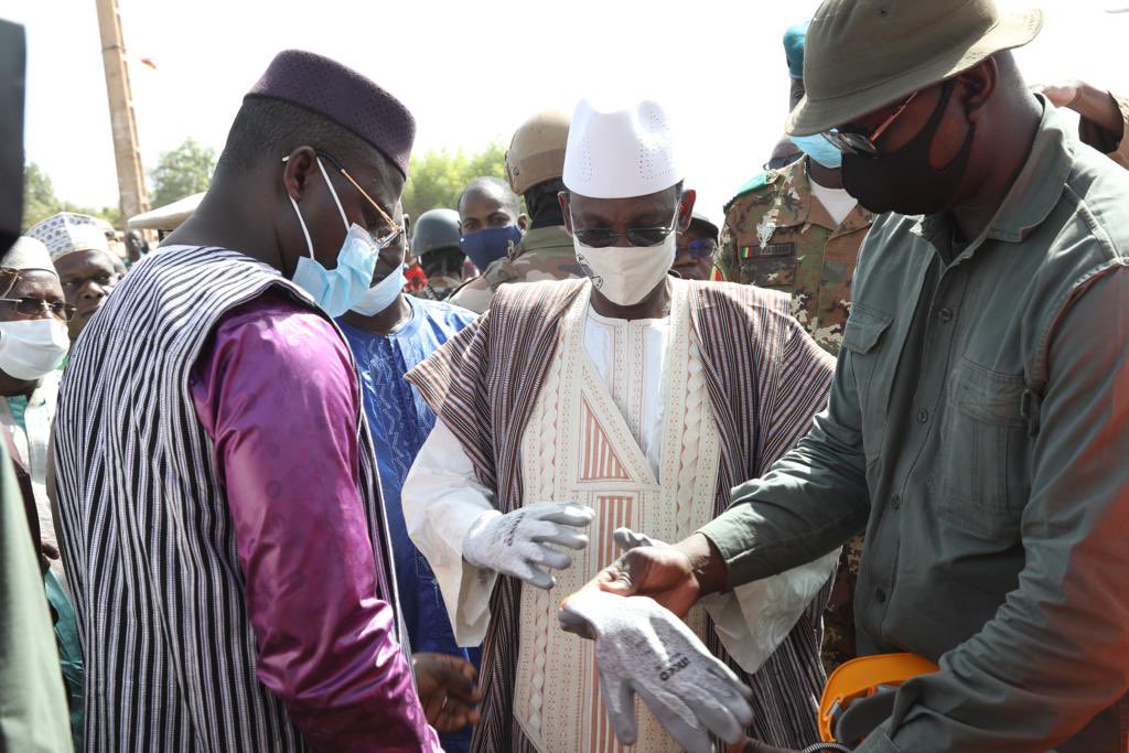 J’ai été honoré d’accompagner ce matin le premier ministre Choguel à San pour le lancement des travaux d’extension du réseau électrique de San et environs. Un projet majeur avec 1.000 lampadaires nouveaux qui permettra de raccorder 15 mille nouveaux clients aux services de EDM.