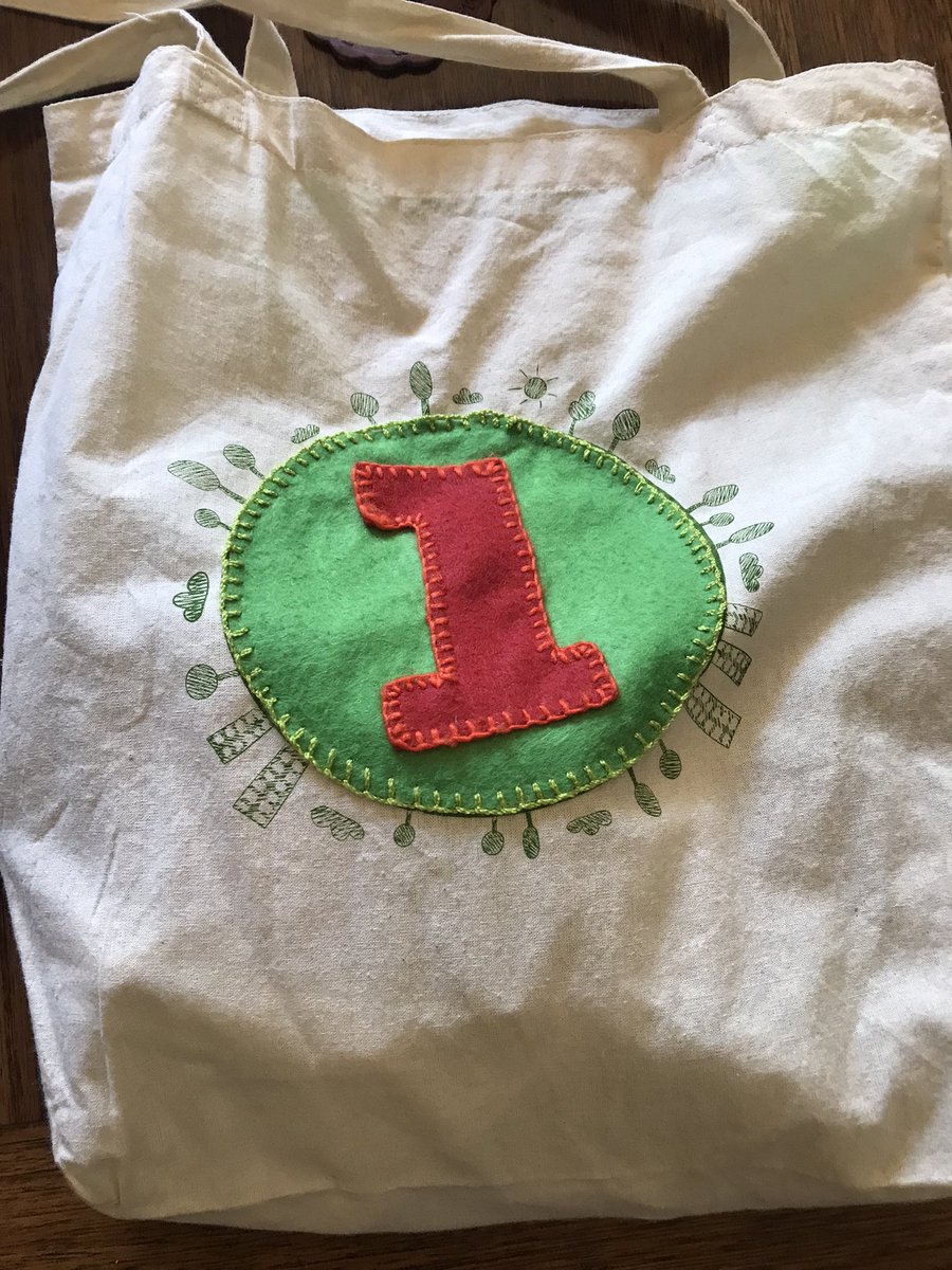 Pedrocig's tweet photo. Oye @gabrielboric mi mamá (@leonorgaete ) tejió  esta bolsa para apoyarte. Se pasó encuentro. https://t.co/PST2Pf6Q4B