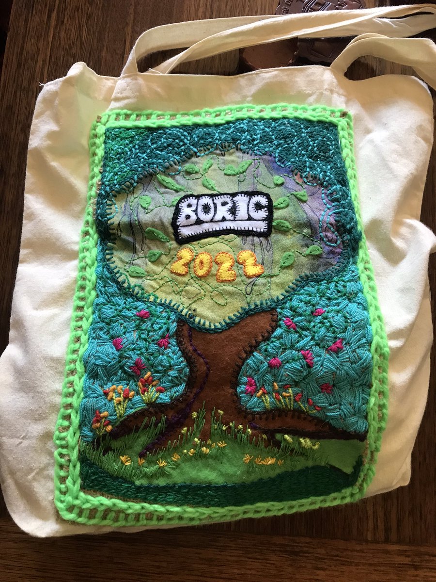 Pedrocig's tweet photo. Oye @gabrielboric mi mamá (@leonorgaete ) tejió  esta bolsa para apoyarte. Se pasó encuentro. https://t.co/PST2Pf6Q4B