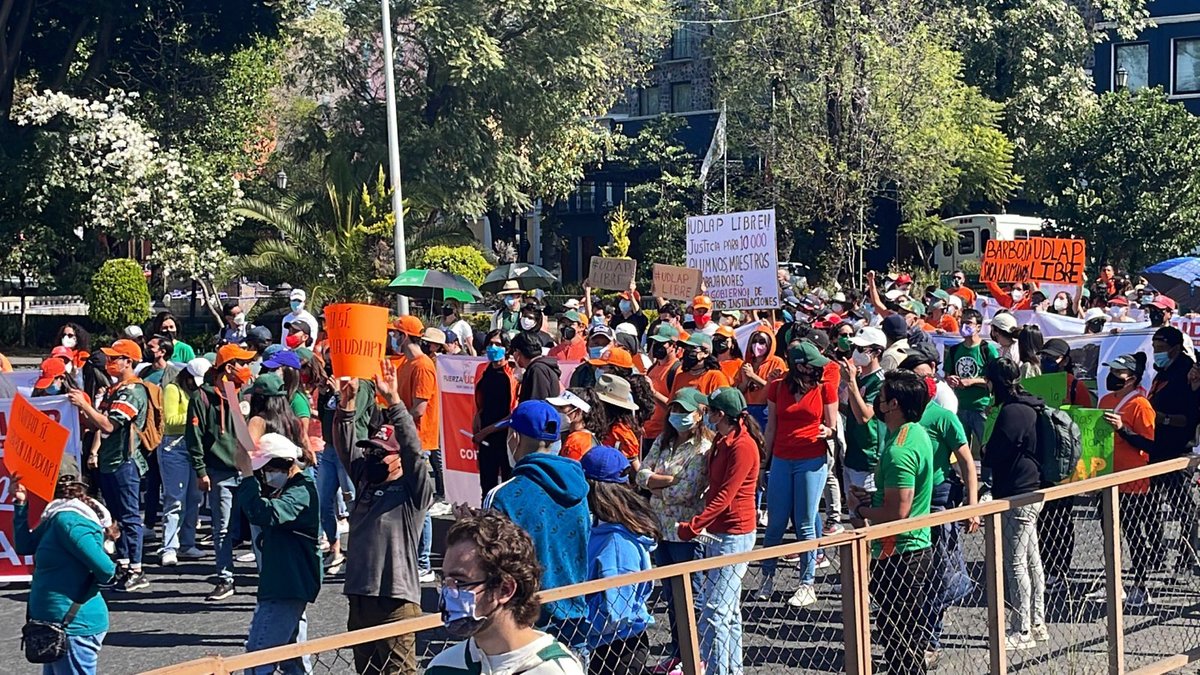 udlap's tweet photo. Miembros de la comunidad universitaria permanecen en las inmediaciones de Casa Aguayo, para hacer oír sus voces demandando el cumplimiento del exhorto que exige la devolución inmediata de nuestro campus.
#UDLAPLibre #DevuelvanElCampus https://t.co/lw1wlPynMA