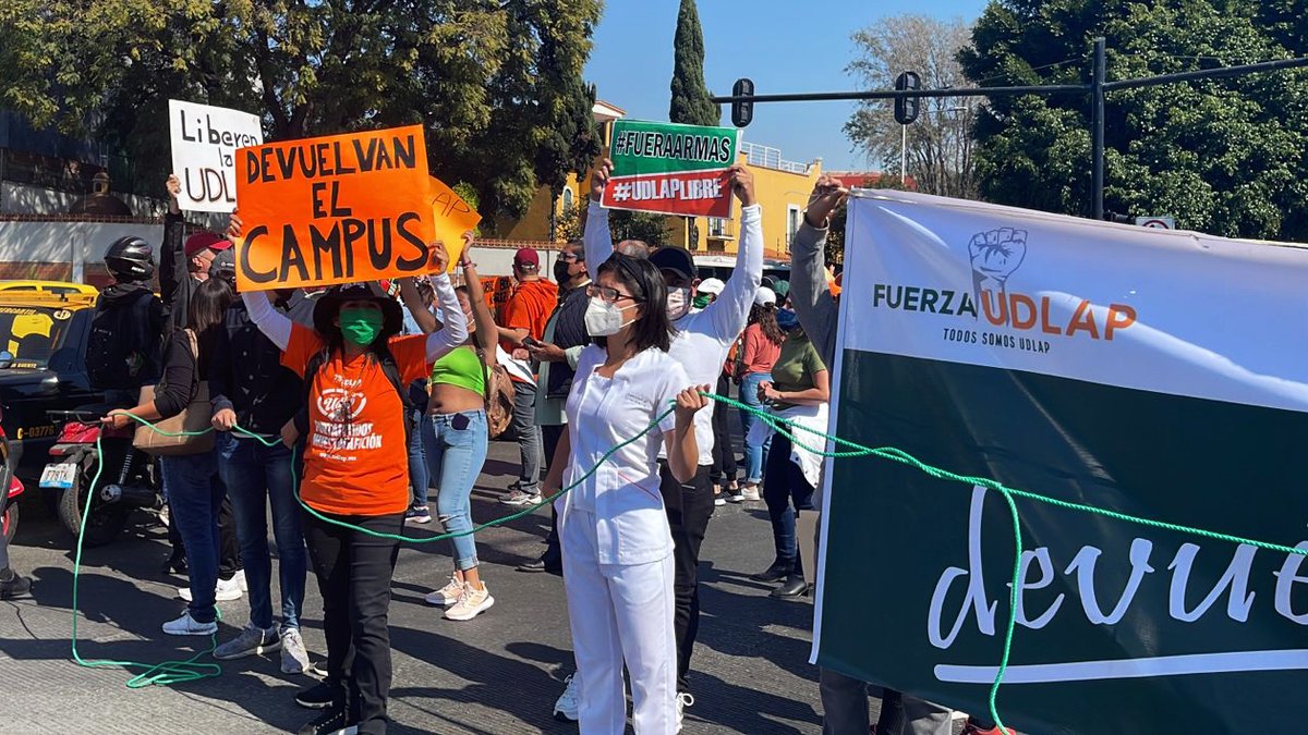 udlap's tweet photo. Miembros de la comunidad universitaria permanecen en las inmediaciones de Casa Aguayo, para hacer oír sus voces demandando el cumplimiento del exhorto que exige la devolución inmediata de nuestro campus.
#UDLAPLibre #DevuelvanElCampus https://t.co/lw1wlPynMA