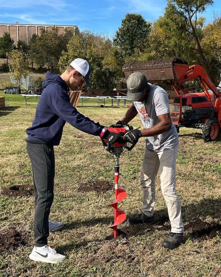 PaulQuinn1872's tweet photo. We love providing hands-on educational experiences for youth and adults alike to promote healthy eating, improved food access, and environmental stewardship! @phpc_dallas @WeOverMeFarm #NationBuilding2021 #WEOverMe #TBT https://t.co/kHjMcS6Xtk