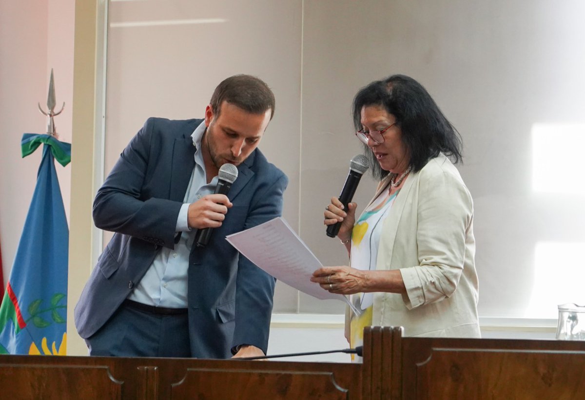ignaciocabello's tweet photo. ¡Sí, juro y respetando la constitución! 

Con mucha responsabilidad y compromiso, asumiendo nuevamente el rol de concejal. Prometo representar los valores de @JuntosVL y defender a todos los vecinos de @VivamosVL.

Muchas gracias @jorgemacri y @soledadmartinez por confíar en mí! https://t.co/xEYooPKIXJ