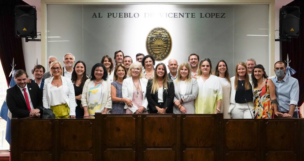 ignaciocabello's tweet photo. ¡Sí, juro y respetando la constitución! 

Con mucha responsabilidad y compromiso, asumiendo nuevamente el rol de concejal. Prometo representar los valores de @JuntosVL y defender a todos los vecinos de @VivamosVL.

Muchas gracias @jorgemacri y @soledadmartinez por confíar en mí! https://t.co/xEYooPKIXJ