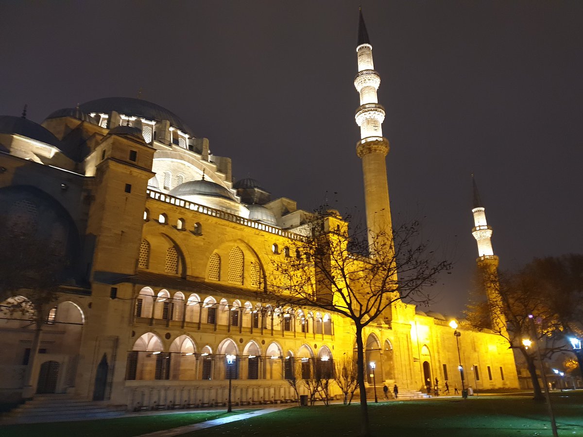 lo_scriba's tweet photo. ☪️ La cinquecentesca #moschea di #Solimano, progettata da Sinan, risente dell'influsso di Santa Sofia e di tutta l'#architettura italiana e rinascimentale: l'archivolto, le bicromie, il caulicolo nei capitelli, l'incorniciatura del portale... Ci separa e ci unisce l'Ak Deniz. https://t.co/qzIGjJPudZ