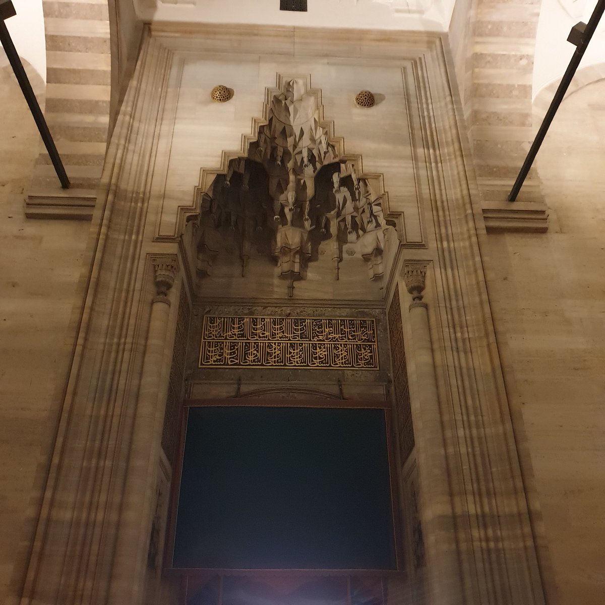lo_scriba's tweet photo. ☪️ La cinquecentesca #moschea di #Solimano, progettata da Sinan, risente dell'influsso di Santa Sofia e di tutta l'#architettura italiana e rinascimentale: l'archivolto, le bicromie, il caulicolo nei capitelli, l'incorniciatura del portale... Ci separa e ci unisce l'Ak Deniz. https://t.co/qzIGjJPudZ