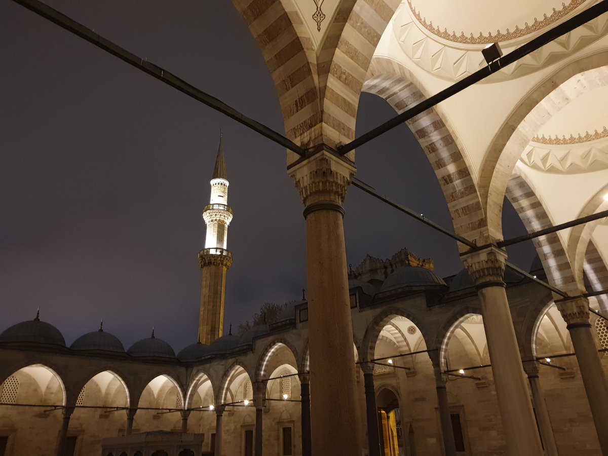 lo_scriba's tweet photo. ☪️ La cinquecentesca #moschea di #Solimano, progettata da Sinan, risente dell'influsso di Santa Sofia e di tutta l'#architettura italiana e rinascimentale: l'archivolto, le bicromie, il caulicolo nei capitelli, l'incorniciatura del portale... Ci separa e ci unisce l'Ak Deniz. https://t.co/qzIGjJPudZ