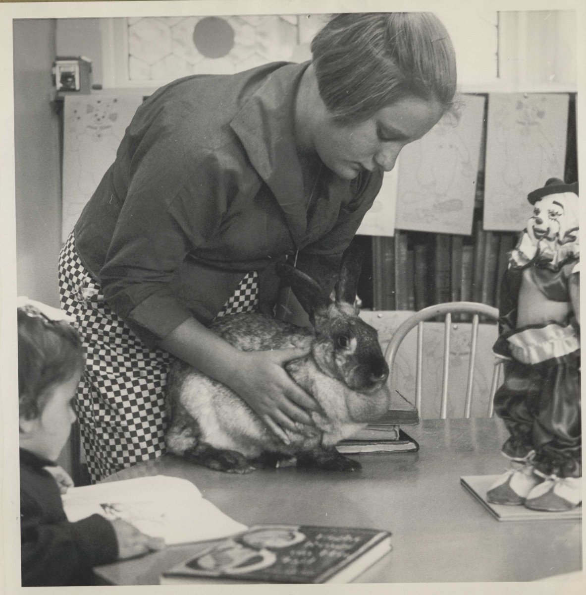 It's your weekly #tbt! Remember Jenny the library cat? We present to you, PETER THE LIBRARY RABBIT. The Alameda Free Library was THE hangout spot for Jenny and Peter. 

This photo is from the Boys & Girls Library in 1955. https://t.co/PRj96HJFuv