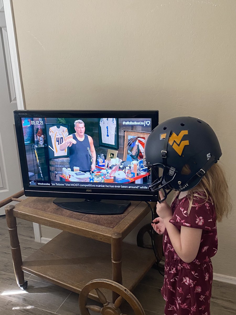 Chris_Sully0185's tweet photo. I’ve been watching @PatMcAfeeShow for a long ass time but this is one of my favorite moments that I captured. My daughter always asking if I’m watching Pat #ThankYewFanDuel @FanDuel #PMSFanDuelFamily https://t.co/DIEiFf7Nm5