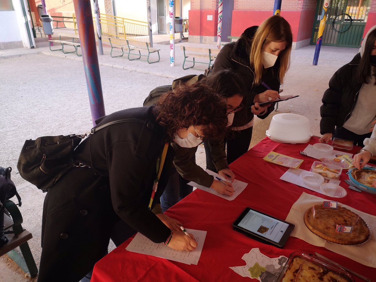 BerlangaKa101's tweet photo. Hoy 1ºConcurso gastronómico de cocina francesa organizado por @SaraFLE3 nos hemos puesto las botas probando platos típicos de Francia, como "la ratatouille" o “la quiche lorraine”. Jurado formado por @ticandtecno @TicandBio @nieves_espanol #berlangaka101 @IESBerlanga1 @sepiegob https://t.co/IQFFh8zV1B