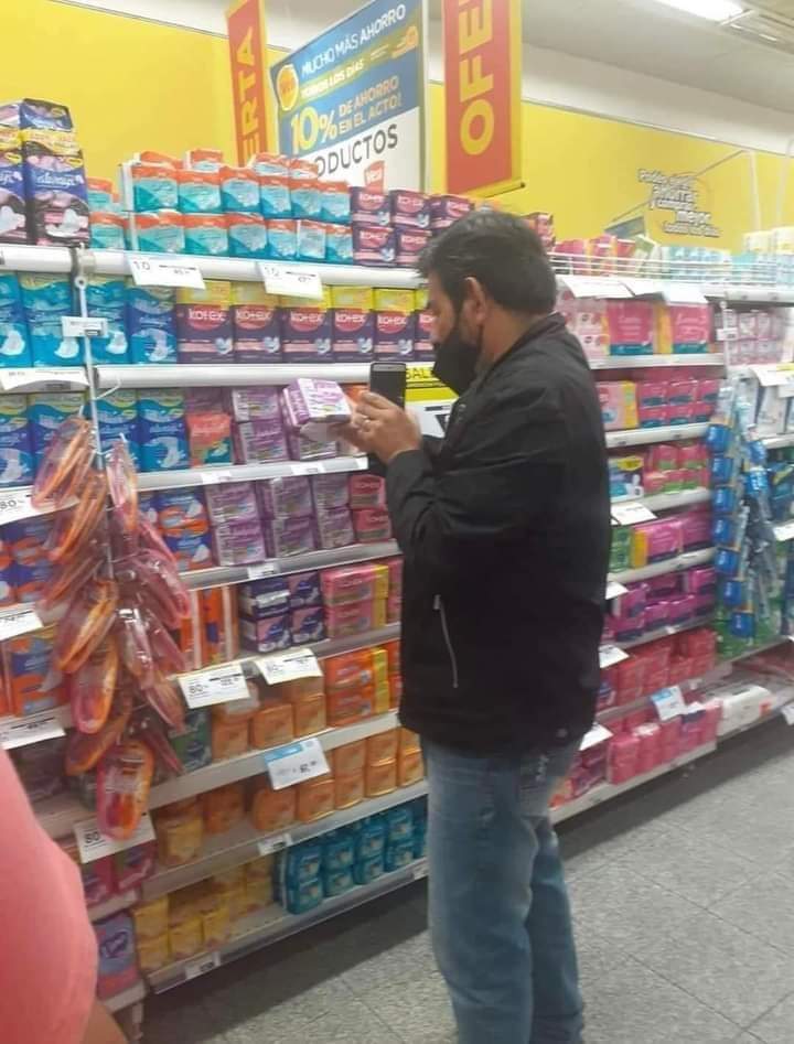 hilmuj's tweet photo. LO CUENTO PORQUE ME PASA CON MI HIJA
Hoy en el supermercado un amigo fue testigo de como este señor por
videollamada con su hija le preguntaba cuales eran las toallas que ella usaba y no llevarle cualquier marca
Mientras hablaban él le iba mostrando una por una las que habían, https://t.co/OHX284iuVs