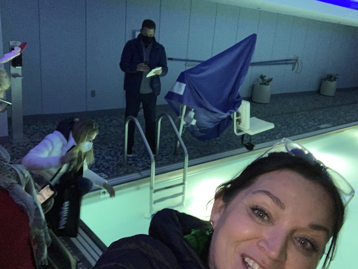 CluelessChicago's tweet photo. #sonesta #stolealltheglobes https://t.co/qhvTFTTAGA