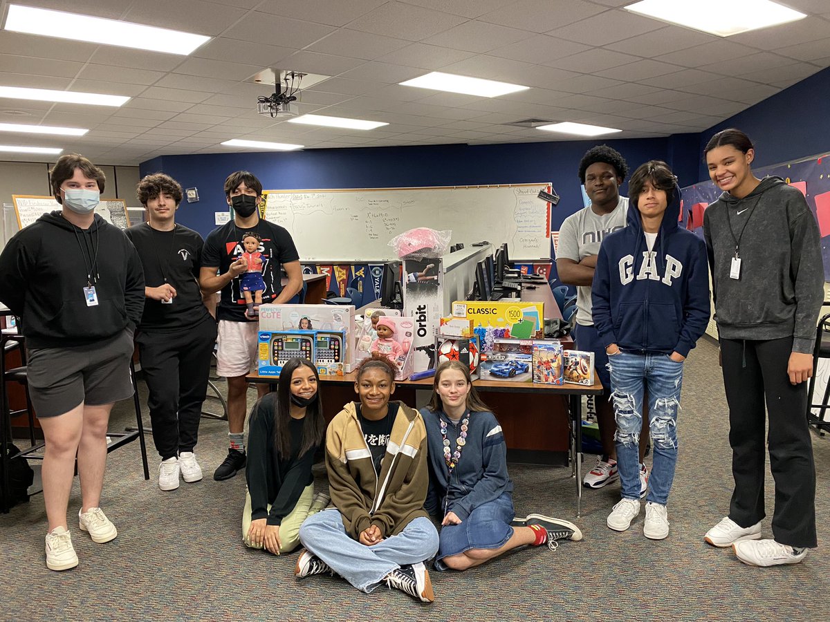 CoachHunter5's tweet photo. So proud of our AHS AVID kiddos who supported the Harris County CPS BEARing Gifts Program for the holidays! #AHSAVID #BEARingGifts @ChristieHuseman https://t.co/G5biwUAHvo
