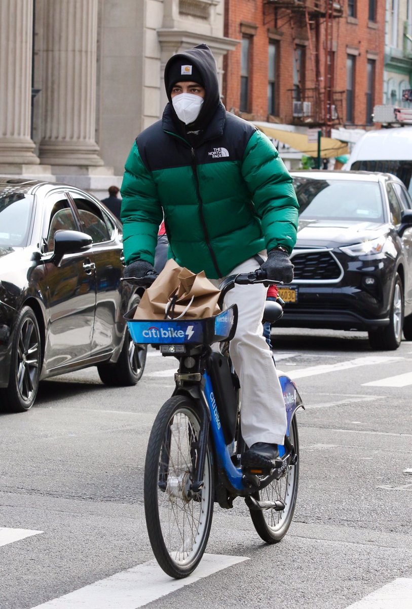 jbrosnews_media's tweet image. Dec 9th: Joe Jonas spotted out in New York.

+4 more photos: pixhost.to/gallery/xn09H