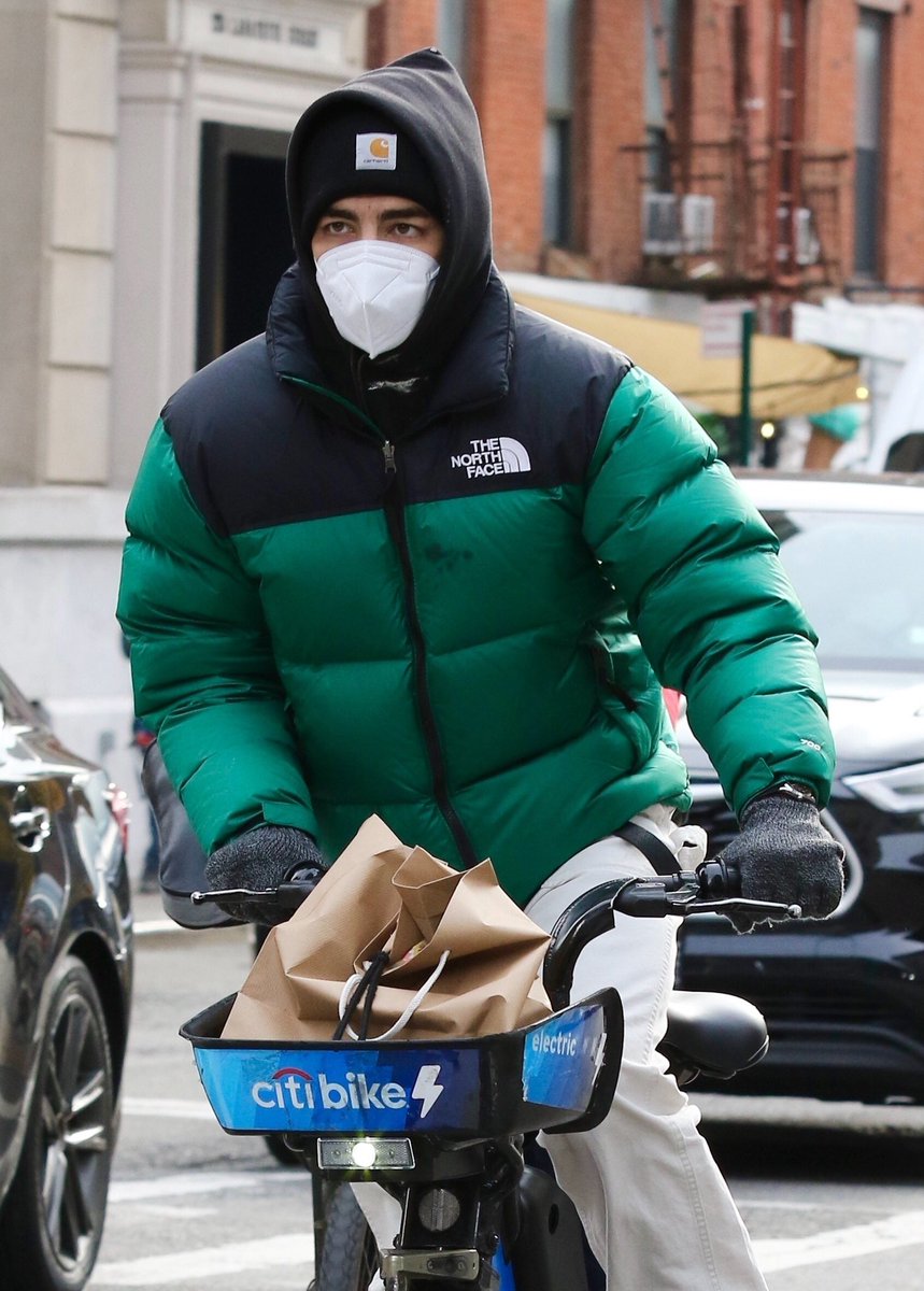 jbrosnews_media's tweet image. Dec 9th: Joe Jonas spotted out in New York.

+4 more photos: pixhost.to/gallery/xn09H