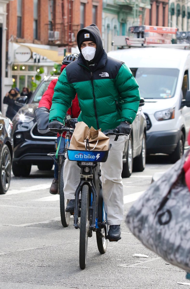 jbrosnews_media's tweet image. Dec 9th: Joe Jonas spotted out in New York.

+4 more photos: pixhost.to/gallery/xn09H