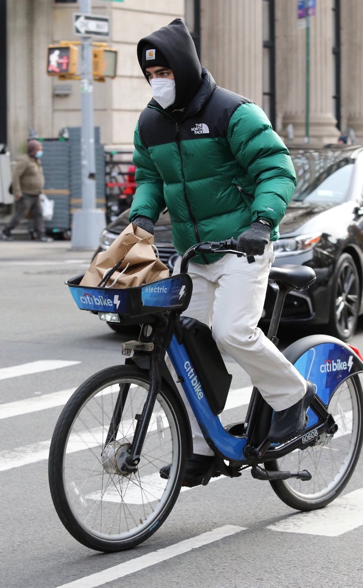 jbrosnews_media's tweet image. Dec 9th: Joe Jonas spotted out in New York.

+4 more photos: pixhost.to/gallery/xn09H