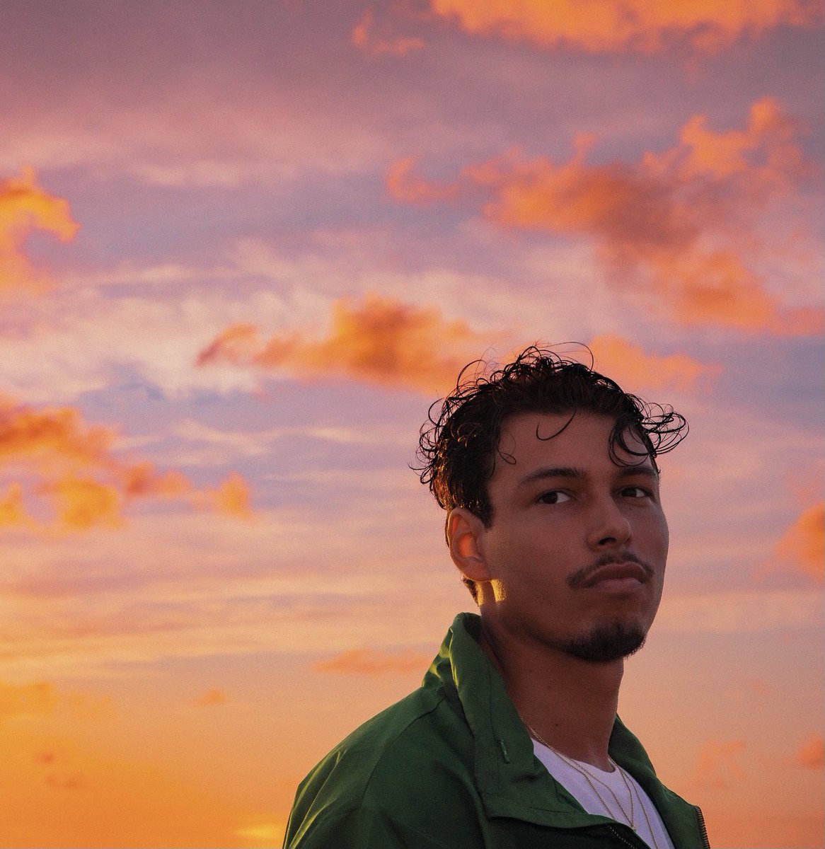 Georgioxv3's tweet photo. j’y ai mis autant d’énergie, d’amour et de moi même, des moments de vie, des réflexions, des histoires, celles de mes proches, nos débats, beaucoup d’inspiration venue de l’univers. Maintenant j’ai qu’une hâte de faire ces morceaux sur scène en 2022 !!!!
LONGUE VIE À NOUS 🌌 ✨🔥 https://t.co/xUG3sUp9Ce