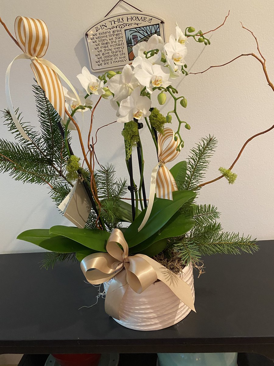 deepseadawn's tweet photo. That feeling when your boss sends you a lovely arrangement of flowers because your mother died, and you normally run to tell or show your mother EVERYthing and then halfway down the hall on the way to her room…. oh….🥺🙃 #LaughingToKeepFromCrying https://t.co/xaG6olznvc