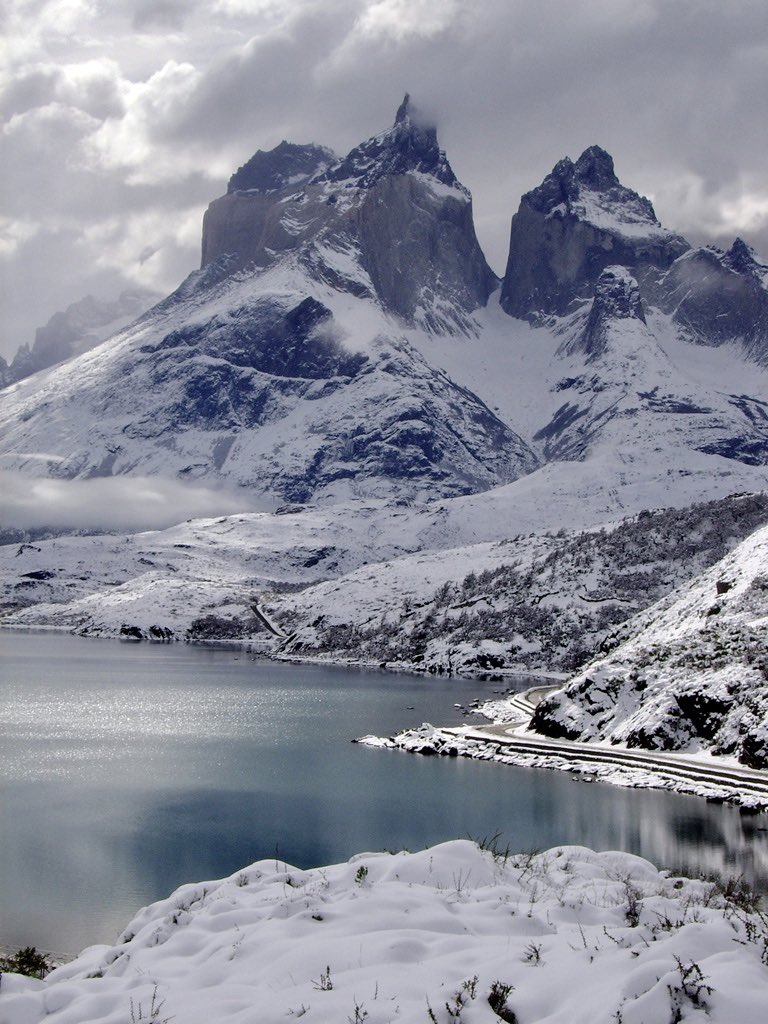 Conocen el Parque Nacional Torres del Paine en Invierno ? A veces está cubierto de nieve pero no corre viento y la noche es muy larga.