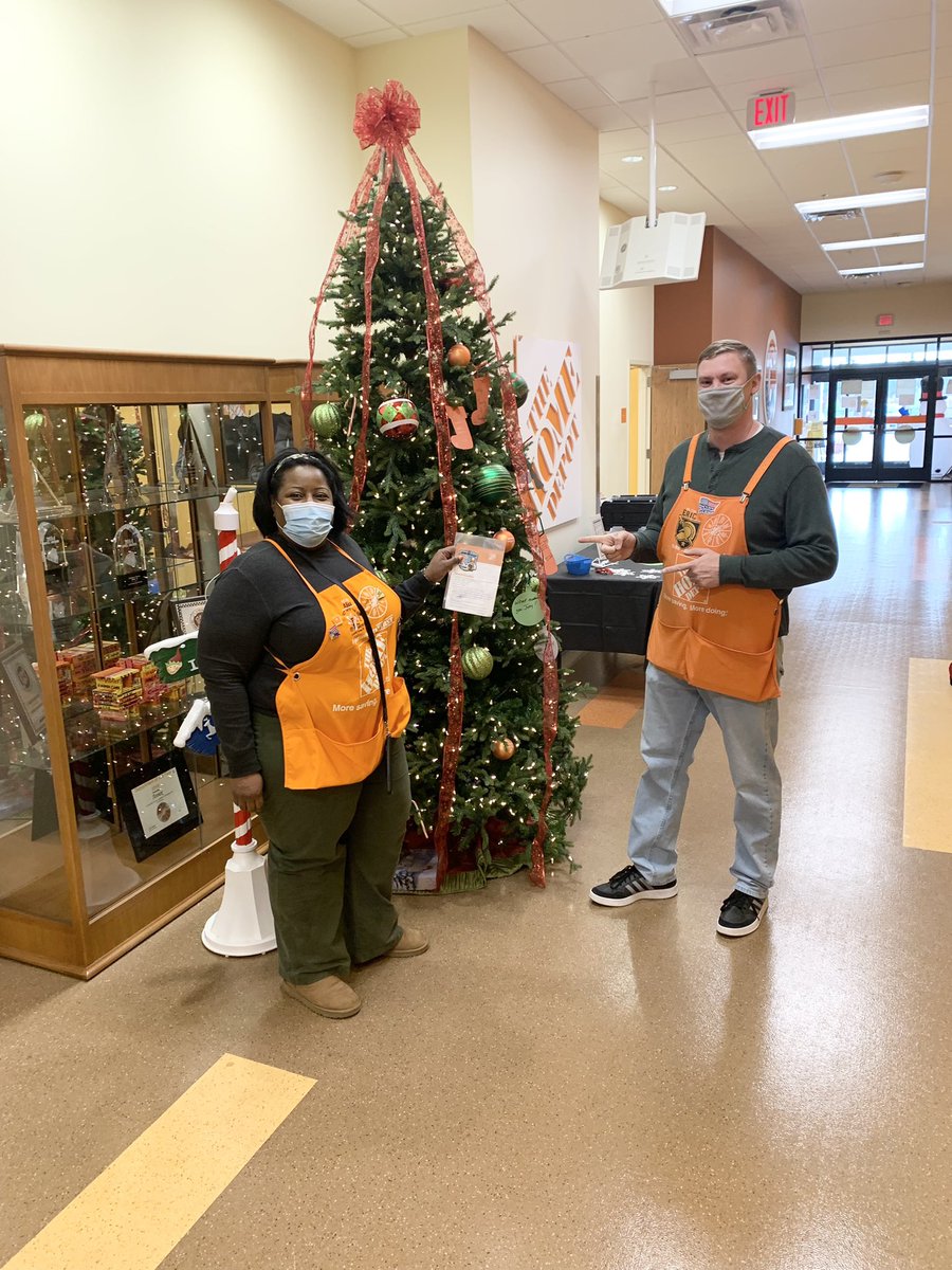 Congrats, to our very own HR ⭐️ <a href="/ISAMACK/">ALISA MACK</a> , who was recognized for taking care of our people. Alisa, played a key role in getting our travel team situated, while supporting the Baltimore DC.  In addition to supporting day and night shift here at LG. Thanks Mack! 🎉🧡 <a href="/TheGroveDFC/">The Grove</a>