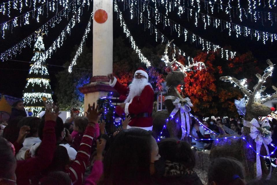 Para el deleite de las familias de <a href="/LandaMunicipio/">Municipio Landa de Matamoros</a>, la alcaldesa <a href="/mpclanda/">Marina Ponce Camacho</a> realiza el encendido del árbol y villa navideña.🎄

#UnGobiernoDePalabra

<a href="/AleGutierrez_mx/">𝗔𝗹𝗲 𝗚𝘂𝘁𝗶𝗲́𝗿𝗿𝗲𝘇</a> Pdta #Leon Pdta Asociación Nacional de Alcaldes #ANAC