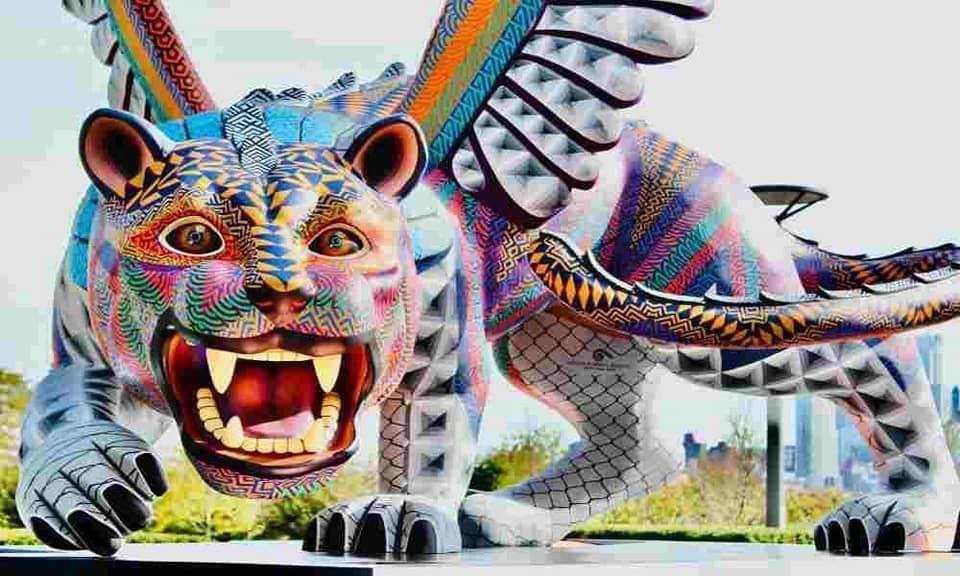 APOCALIPSIS 13: 2
"Y la bestia que vi era semejante a un leopardo, y sus pies como de oso, y su boca como boca de león. Y el dragón le dio su poder y su trono, y grande autoridad".
Monumento de la ONU colocado en el Rockefeller Center, “Guardián de La Paz y Seguridad”.