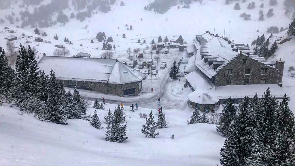 AEMET_Aragon's tweet photo. A los que hay que añadir:
#LaRaca - #Astún (2276 m) 113 cm
#Sarrios - #Formigal (1850 m) 152 cm
#Petrosos - #Panticosa (1850 m) 27 cm
#ElCebollar - #Torla (1905 m) 98 cm
#Cogulla - #Cerler (2374 m) 26 cm
#LlanosdelHospital (1758 m) 70 cm
@CyNPirineos
Imágenes de @llanoshospital https://t.co/Vmy3PseHc6