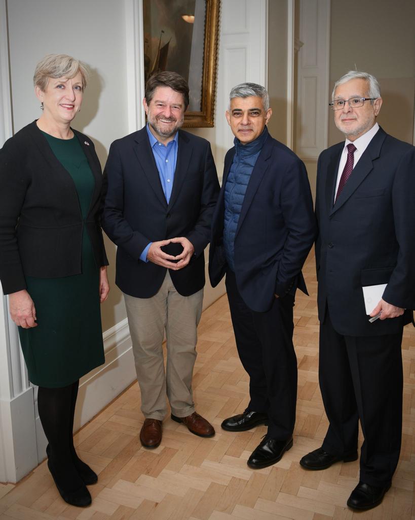 Orrego's tweet photo. #StgoRM debe aspirar a ser ciudad d talla mundial y para lograrlo hay q conocer cómo lo hacen los mejores. Con @sadiqkhan firmamos alianza Londres/Stgo para impulsar la #RM y llevarla a grandes ligas; transporte público integrado, infraestructura ciclistas, ciudad verde #ohright! https://t.co/9hNw7GhU9E