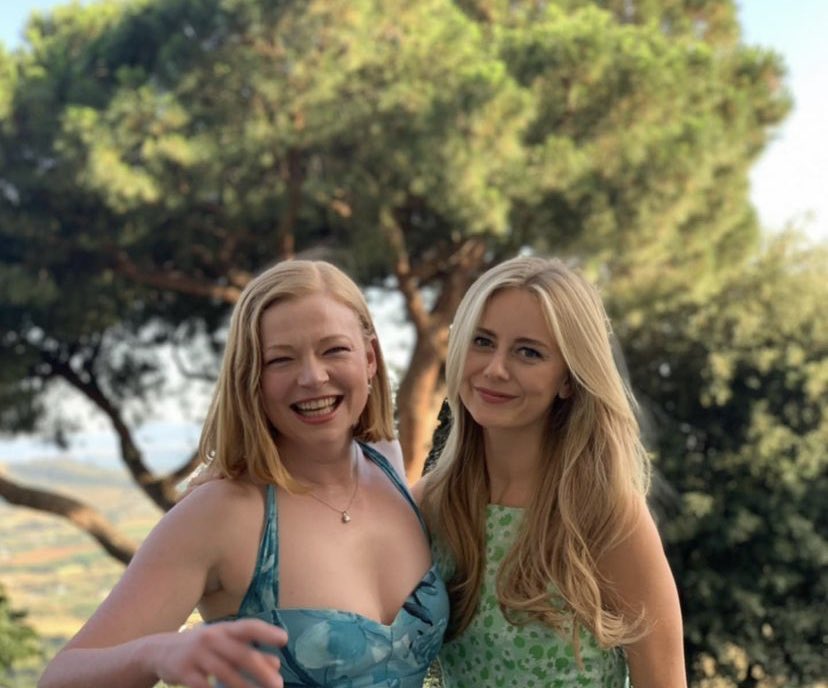 bestofsnook's tweet photo. 📸 | Sarah Snook and Justine Lupe behind the scenes of Succession https://t.co/nxGq0gaAYf
