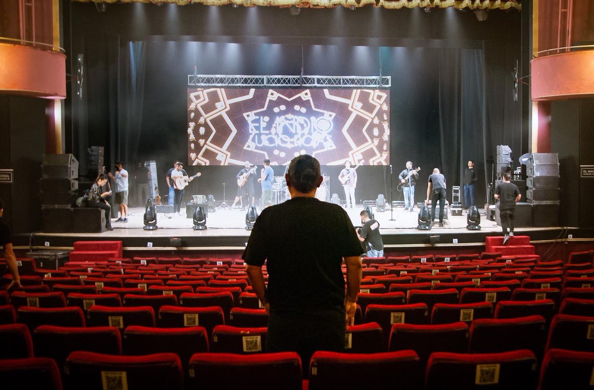 IndioLucioRojas's tweet photo. Cierro los ojos y los imagino a todos ahí sentados, ansiosos por cantar y bailar… al igual que nosotros, sintiendo la música en el corazón.
Esta noche les prometo que será ESPECIAL.
PH: @DiegoNucera1 https://t.co/28KgMagFYe