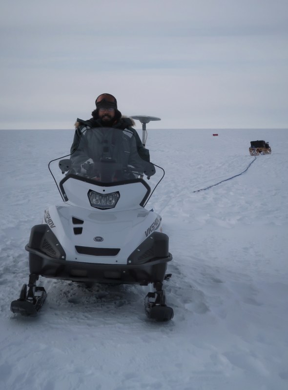 SIWHAproject's tweet photo. The SIWHA team has been mapping the subsurface over the ice rise using a deep-sounding radar. This setup consists of transmitter and receiver sledges with long antennas. So it is like a 200-m long train towed by a snowmobile. https://t.co/7C7bBkqj2y
