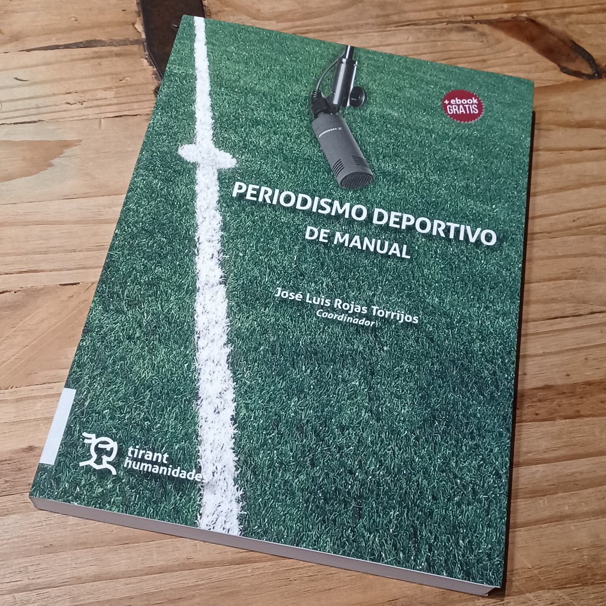 afustermarco's tweet photo. El periodismo deportivo siempre ha sido una de mi pasiones. Una manual interesante de @rojastorrijos imprescindible para aquellos que buscamos innovar en nuestra profesión y formación.

@mipumh @mcarvajal_
#periodismo #periodismodeportivo https://t.co/mNCVXhFO5h