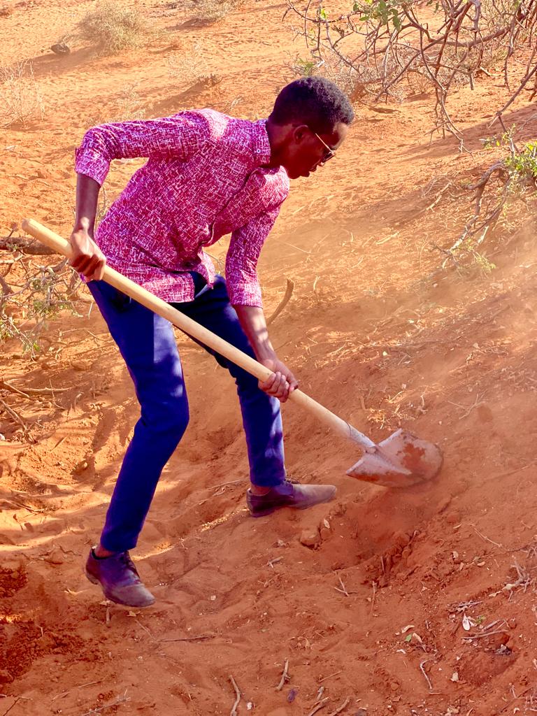 MariamSheikhow's tweet photo. Helping your community is everyone's responsibility but most people do not.
They are social workers who are dedicated to helping the drought-affected community and today they started water trucking and other assistance in Garbaharey.
#SWKERS https://t.co/gZIEnD1wUT