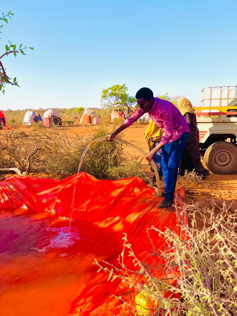 MariamSheikhow's tweet photo. Helping your community is everyone's responsibility but most people do not.
They are social workers who are dedicated to helping the drought-affected community and today they started water trucking and other assistance in Garbaharey.
#SWKERS https://t.co/gZIEnD1wUT