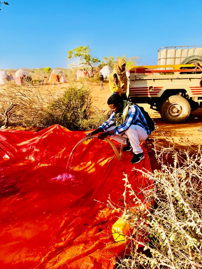 MariamSheikhow's tweet photo. Helping your community is everyone's responsibility but most people do not.
They are social workers who are dedicated to helping the drought-affected community and today they started water trucking and other assistance in Garbaharey.
#SWKERS https://t.co/gZIEnD1wUT