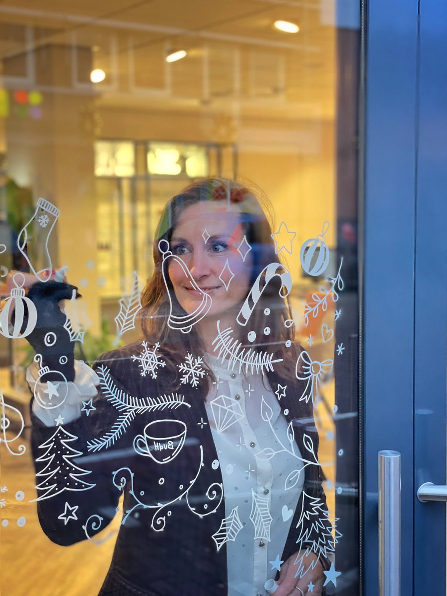 Typotini's tweet photo. Jongens wat heb ik weer lekker legaal lopen kliederen vandaag! 

Dit keer bij @BenvdHeiden very merry Christmas doodles op de etalageruiten gestrooid. ✨🎄❄️ https://t.co/LdlddVtXpf